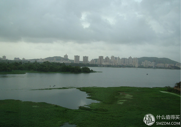 我们住在离会展比较近的万丽酒店,条件算是比较好的,但是离市区比较远,离展会近,对面就是一个湖,看着很干净。