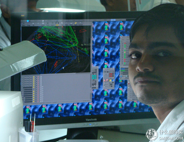 钻石切割厂的设备很先进,一个工厂大约500-800多人,包括使用电脑来设计钻石毛坯的切割方式。