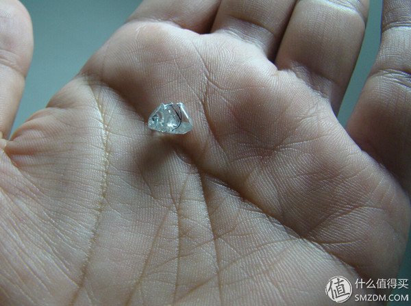 这就是这颗钻石毛坯,看起来是不是就像一块玻璃碴子