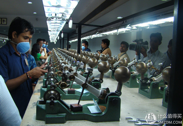 粗打磨,像这样,一排一排的生产线有数十排